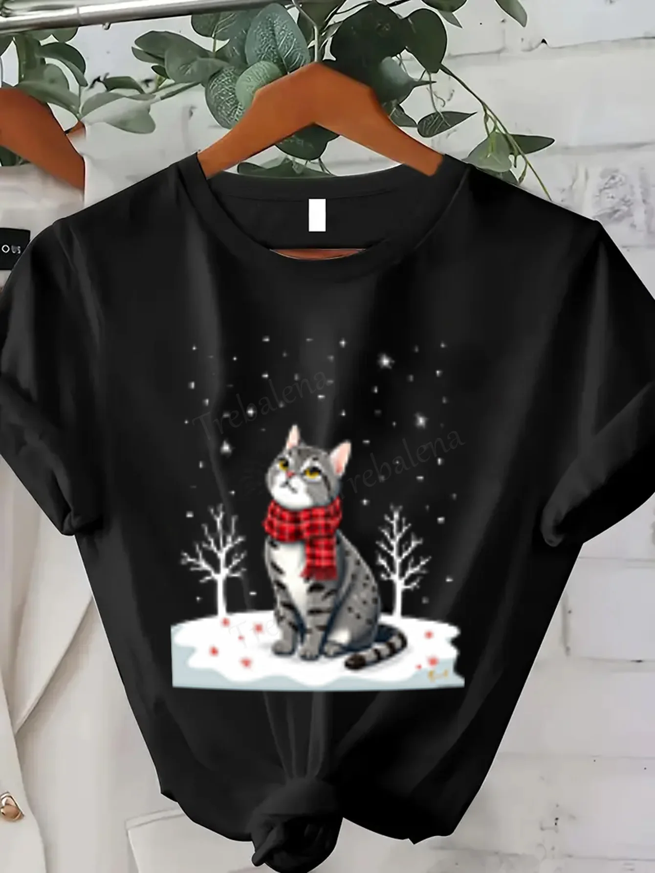 เสื้อยืดผู้หญิง แมวน่ารักในฉากหิมะฤดูหนาว เสื้อยืดผู้หญิง
