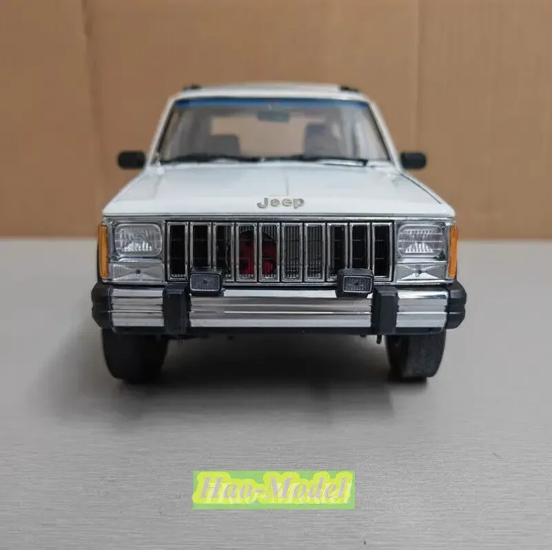 1:18 dla Jeep Cherokee Alloy Diecast Metal Model samochodu Zabawki Chłopcy Prezenty urodzinowe Hobby Wyświetlacz Kolekcja Ozdoby Biały