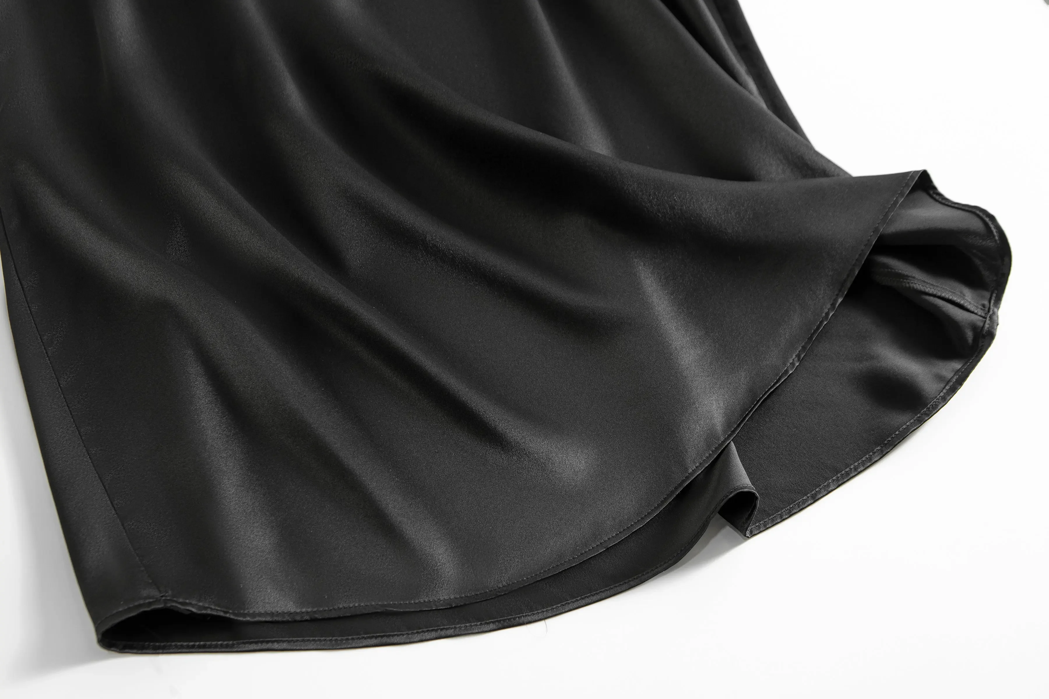 부드럽고 피부 친화적인 100% 천연 뽕나무 실크 새틴 블랙 V넥 패셔너블 허리 벨트 디자인 캐주얼 반팔 드레스