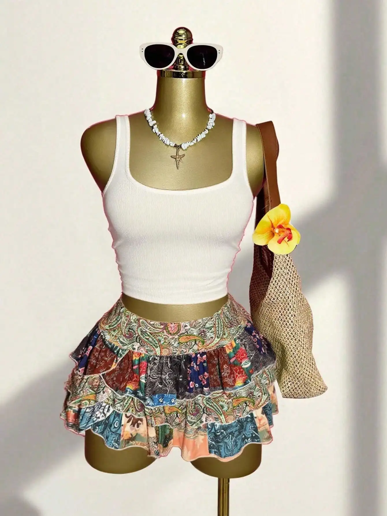 Witte crop top met U-hals en kleurrijke rok met ruches en print, tweedelige set voor zomerfestivals op het strand