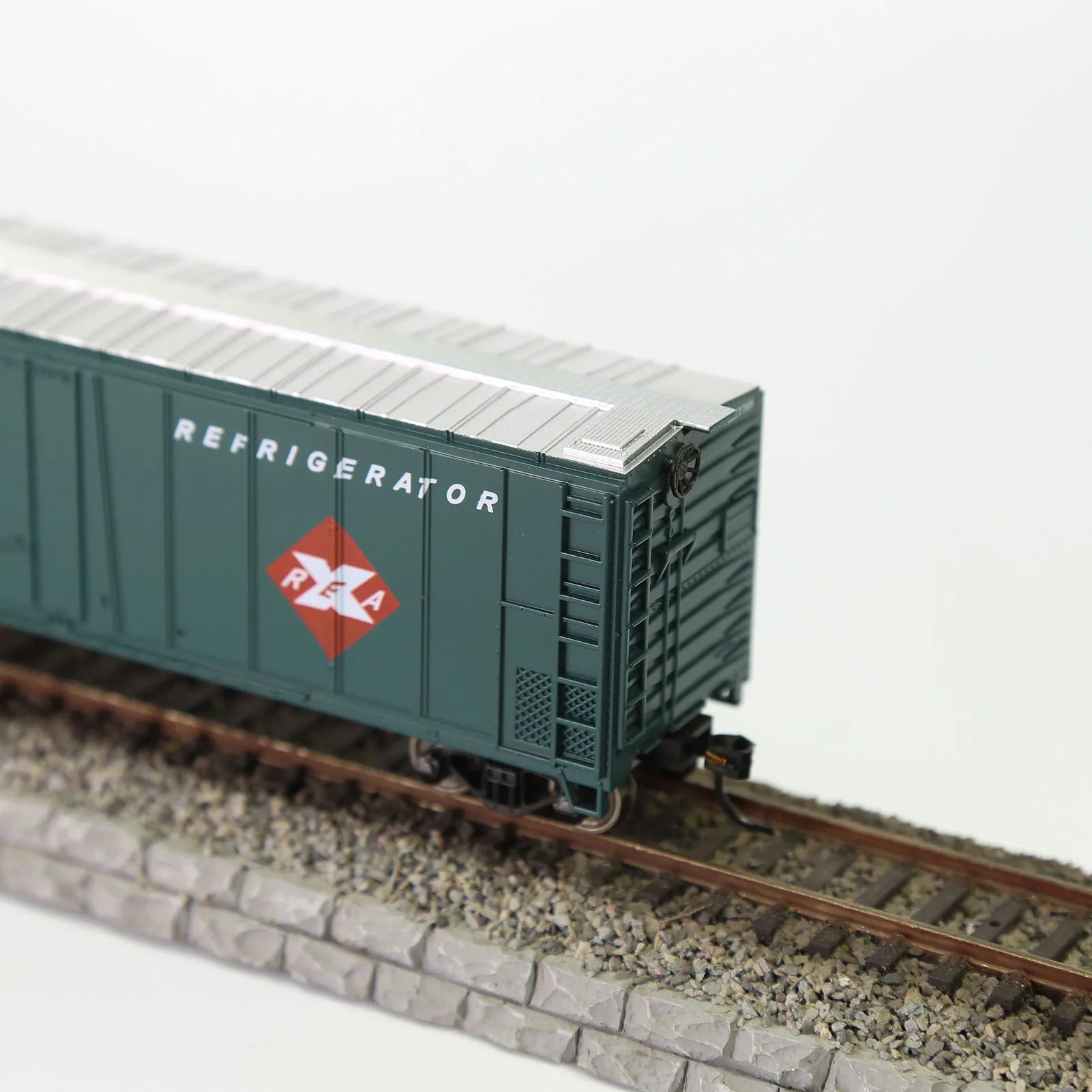 Evemodel Wagon HO Scale 1:87 50' Steel Reefer REA EXPRESS Refrigerator for Model Railway C8750 (Pack of 1)