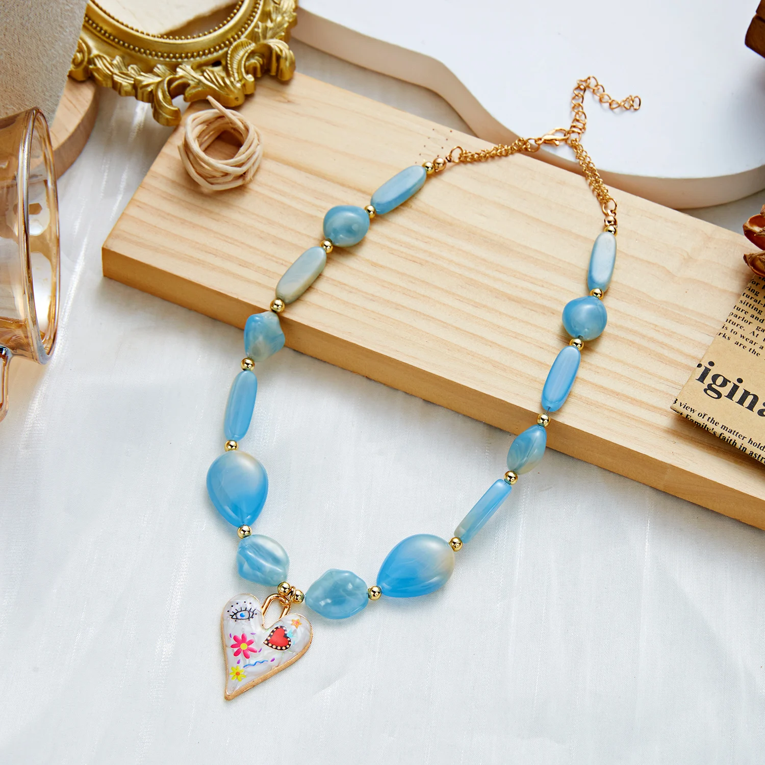 Colar choker boho de contas de resina colorida com pingente de coração - foto 6