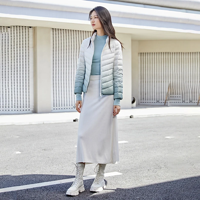 Chericom Kurze Daunenjacke mit Stehkragen und Farbverlauf, versteckte Taschen mit Reißverschluss, schmal geschnittenes Design, leichter Mantel Y289010Y