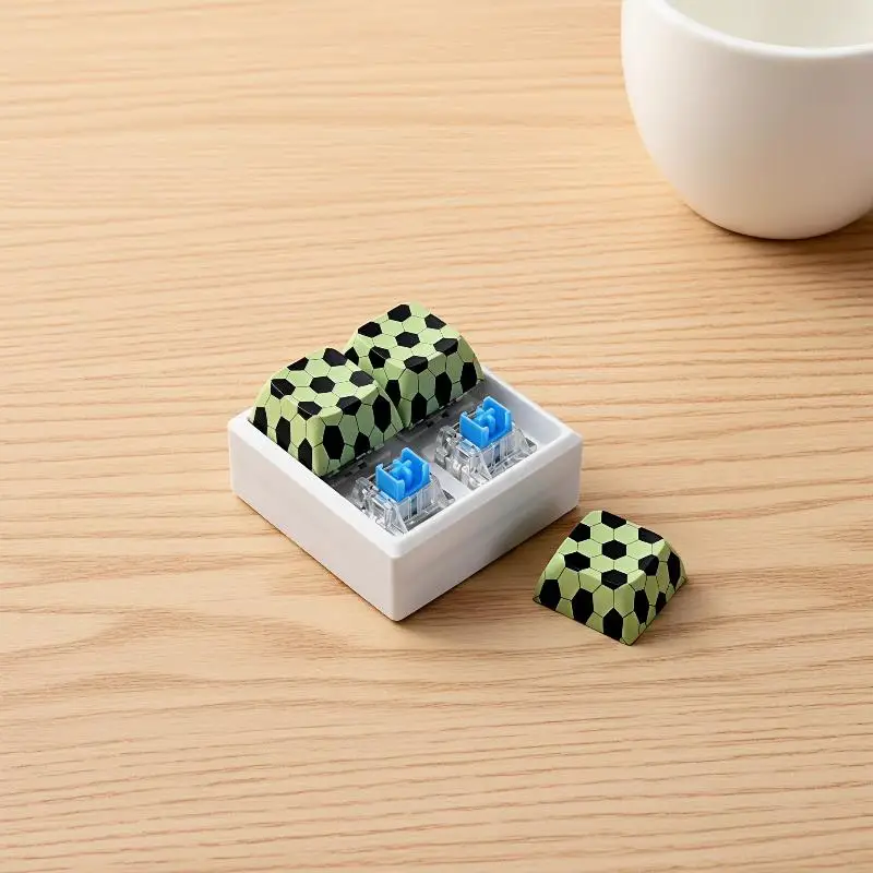 Niedliche Fidget-Clicker-Spielzeuge in Tastaturform mit Fußballmuster und Trageschlaufe zur Stresslinderung, für den täglichen Gebrauch im Büro. – Detail 9