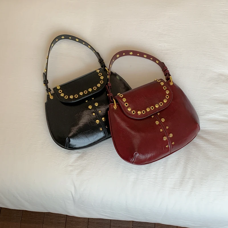 

Новая трендовая сумка-седло 2026 года с заклепками, в стиле панк, из искусственной кожи, модная рок-сумка через плечо, повседневная уличная маленькая сумка-багет Bolso