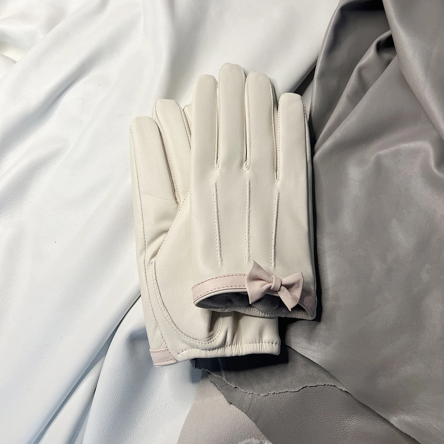 女性用オフホワイトレザーグローブ-キュートなピンクのリボン付き超短い本物の羊革グローブ