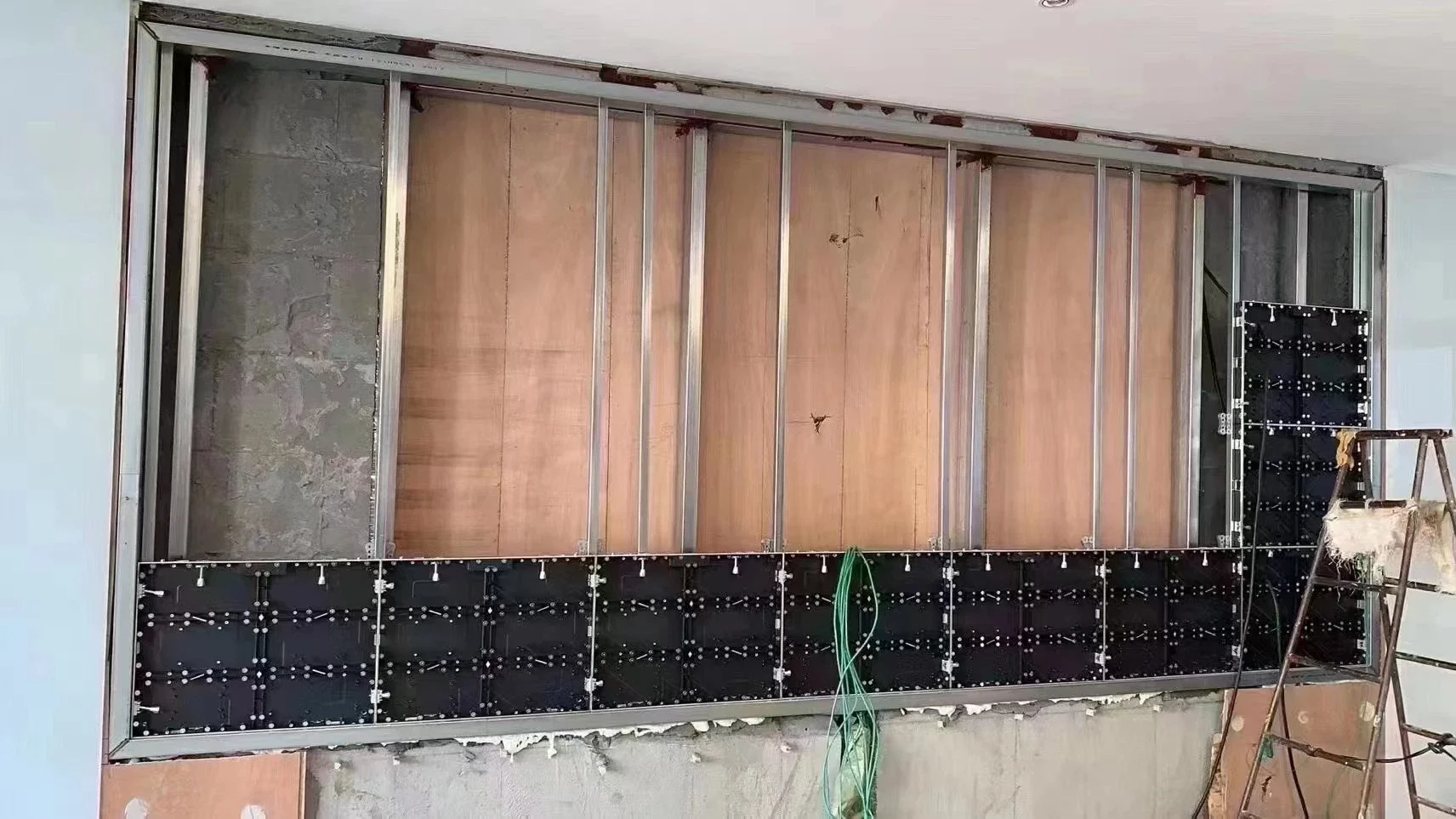 جدار فيديو داخلي عالي التحديث 640*480 مم قابل للتخصيص P1.86 شاشة LED داخلية