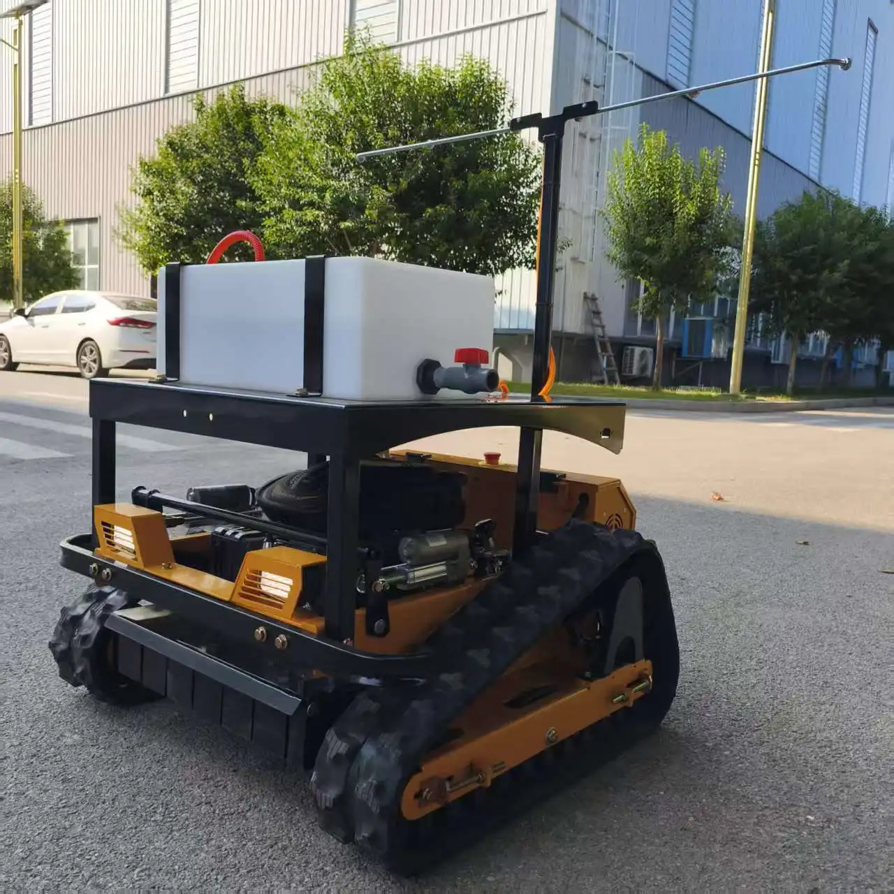 دعم التخصيص ودعم OEM لجزازات العشب للتحكم عن بعد والتي يمكن تجهيزها بخاخات ومجارف الثلج.