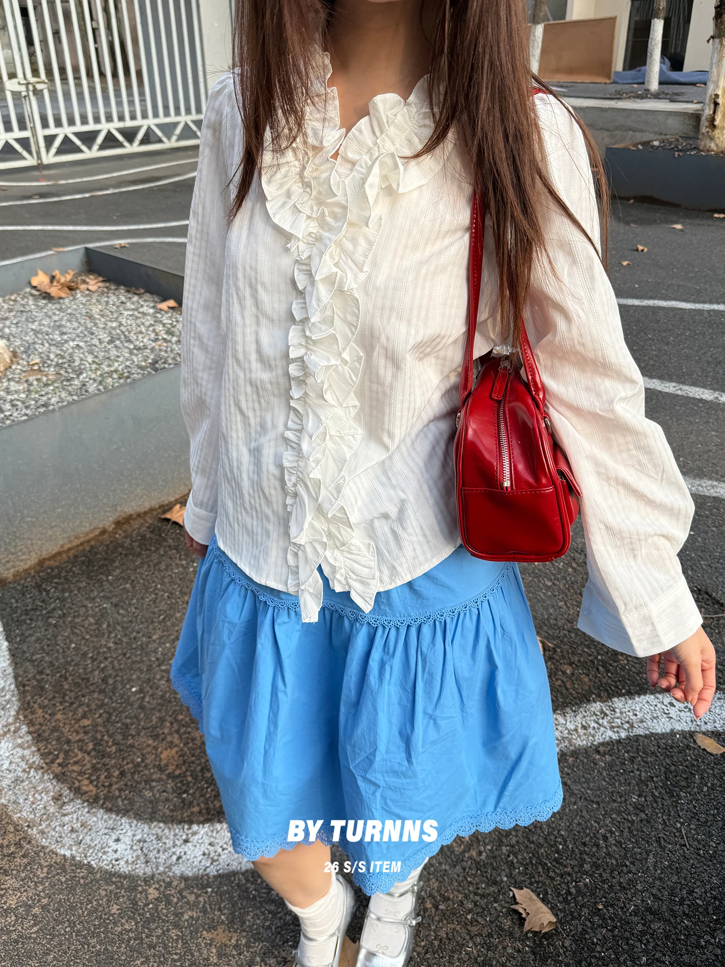 

Юбка-трапеция с завышенной талией и кружевными вставками от Turnns: универсальная, из мягкой дышащей хлопковой марли, украшенная кружевом