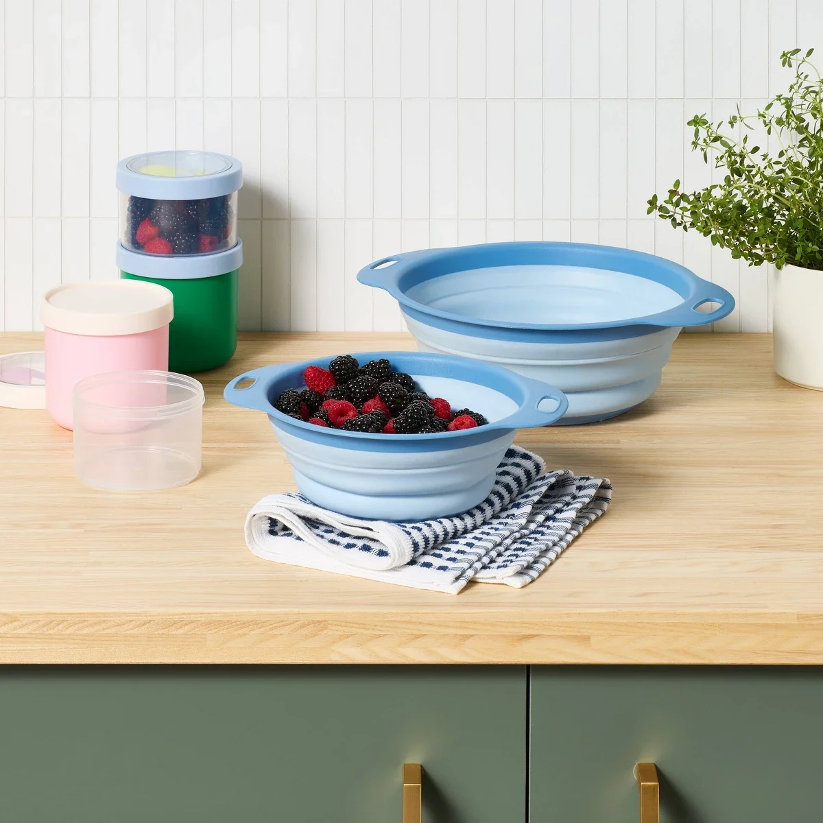 2pc Collapsible Colander Set Blue 2pc colander set in blue Collapsible design Integrated side handles Dishwasher safe