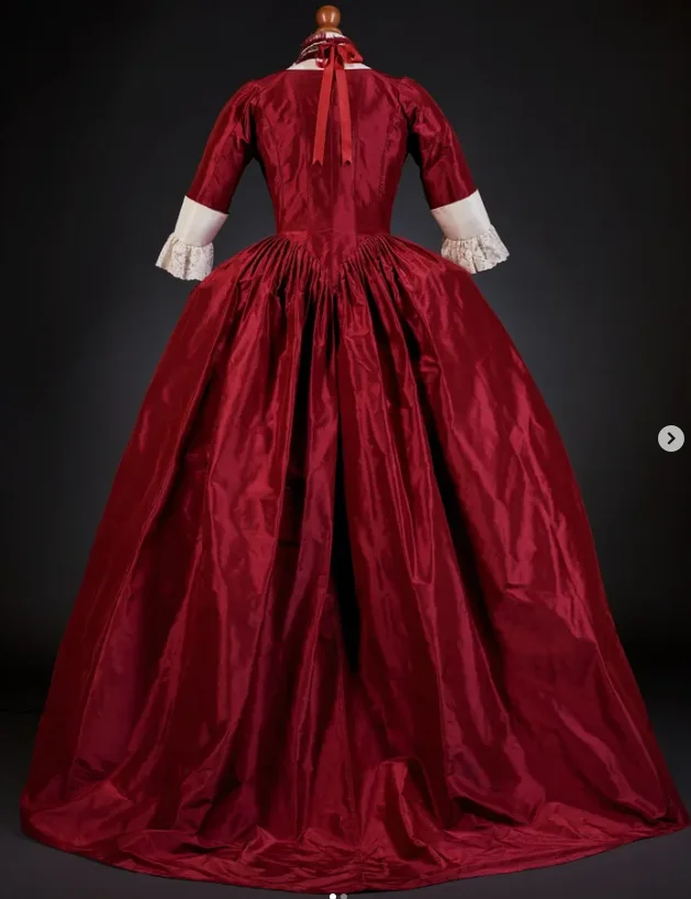 로코코 스타일 레드 새틴 가운, 계층형 오버스커트 포함, 역사적 재연, 왕실 궁정, 할로윈, 크리스마스용