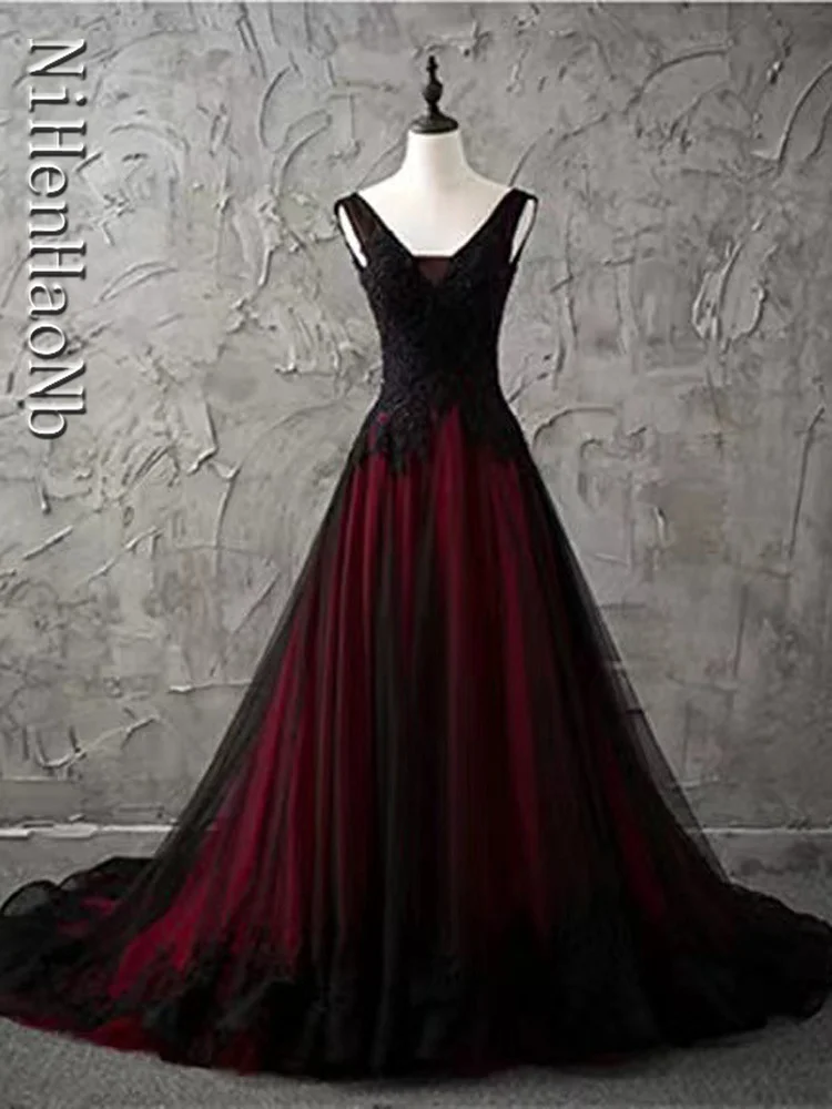 Vestido de quinceañera negro y rojo sin mangas con cuello en V, apliques de encaje, Chic Patry 15, espalda con cordones