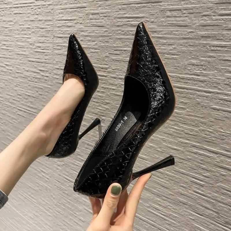 

Высокие каблуки, туфли на заказ, женский весенне-летний темперамент, универсальные, с острым носком и неглубоким горлышком.