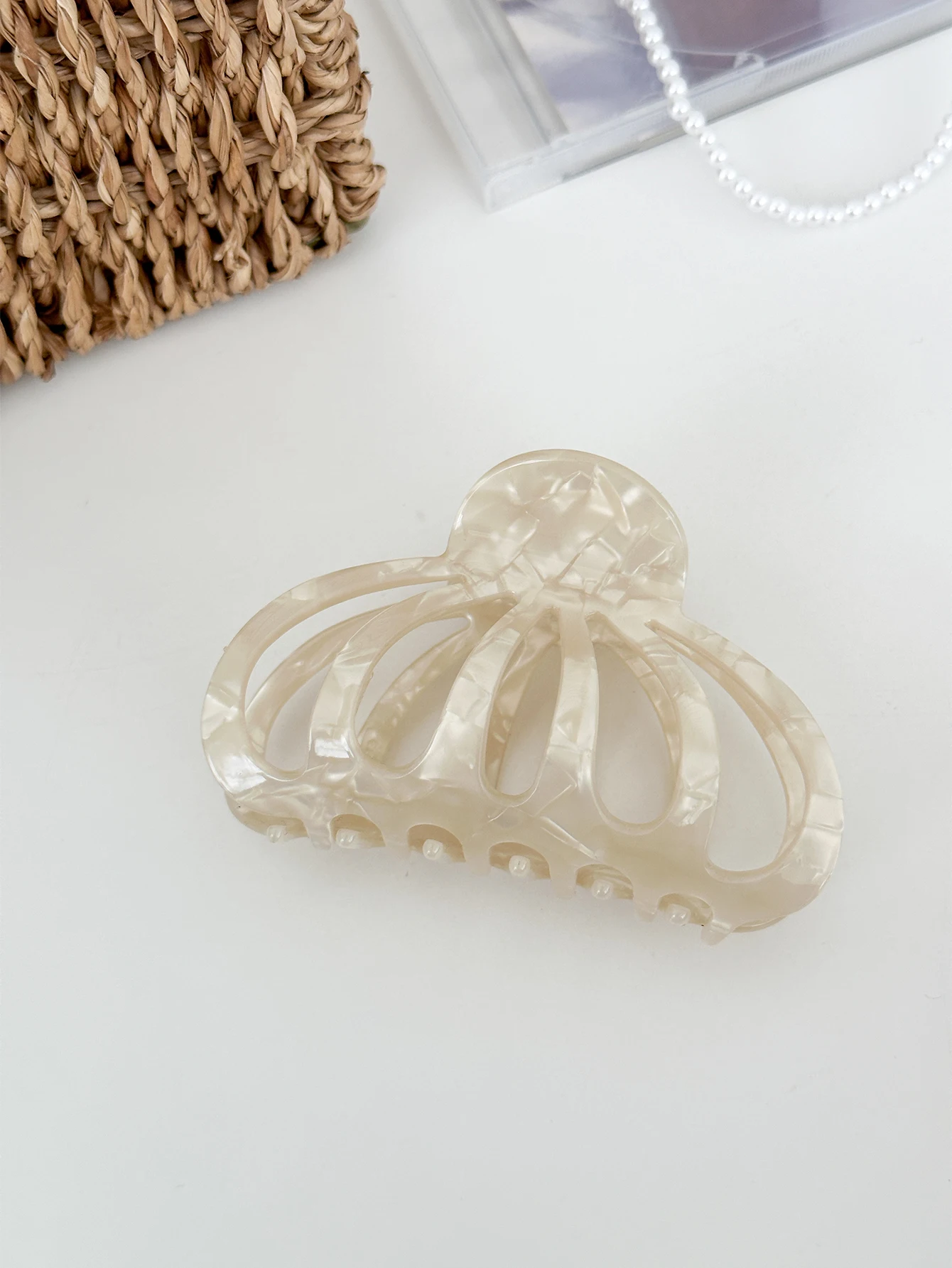 A French women\'s medium length resin hair clip, handcrafted shell pattern anti slip clip (pearl beige), curly and wavy long hair