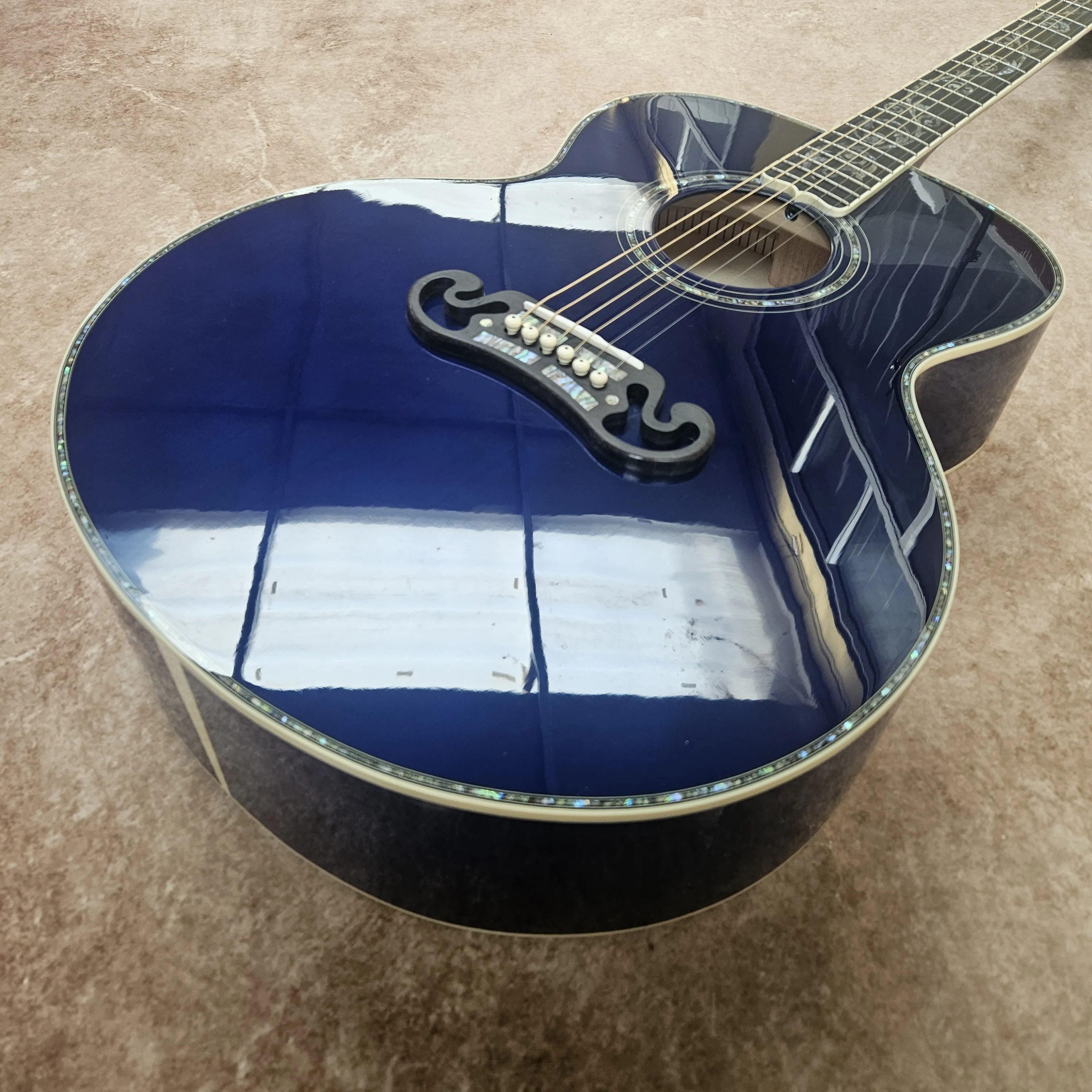 

6-струнная акустическая гитара, синяя отделка, цельная ель, инкрустация на грифе из палисандра, без накладки на гриф, без эквалайзера.