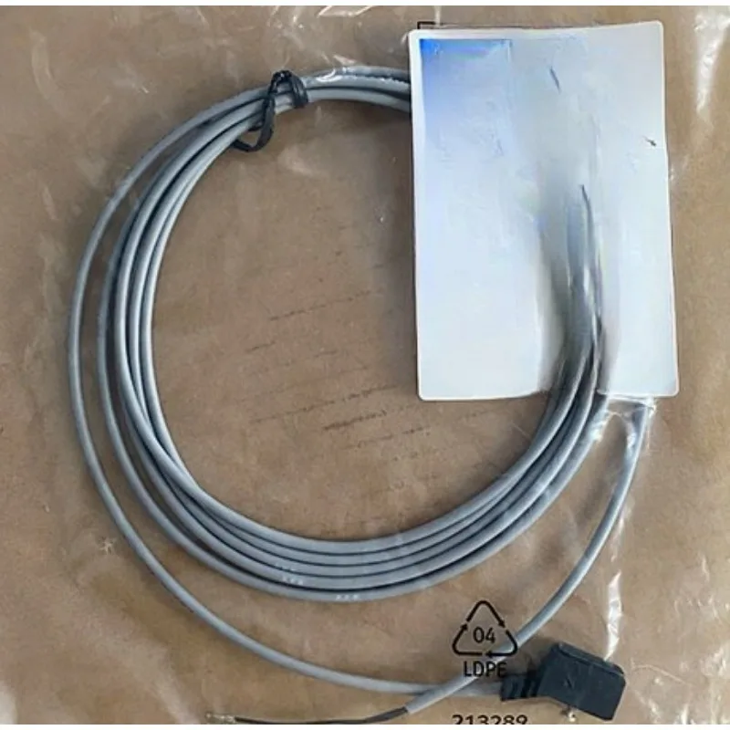 

Запчасти для соединительного кабеля FESTO NEBV-Z4WA2L-R-E-2.5-N-LE2-S1 8047679 Новый