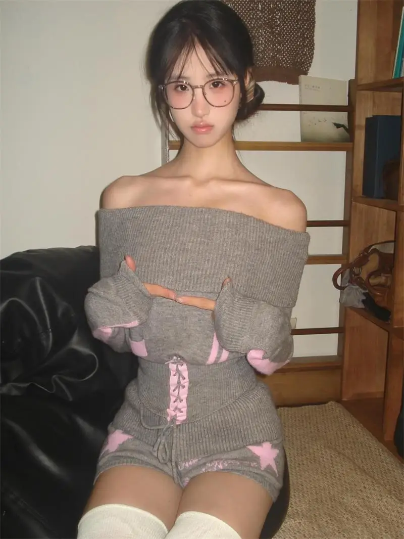 

Onalippa American Y2k Pure Desire Spicy Girl Серый звездный вязаный свитер на одно плечо с эластичной резинкой на талии, облегающие шорты, комплект из двух предметов