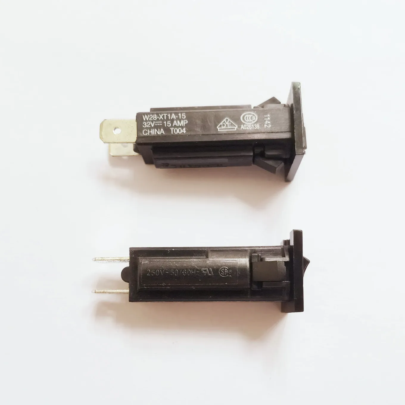 Original New 100% circuit breaker fuse holder W28-XT1A-15 32V 15A