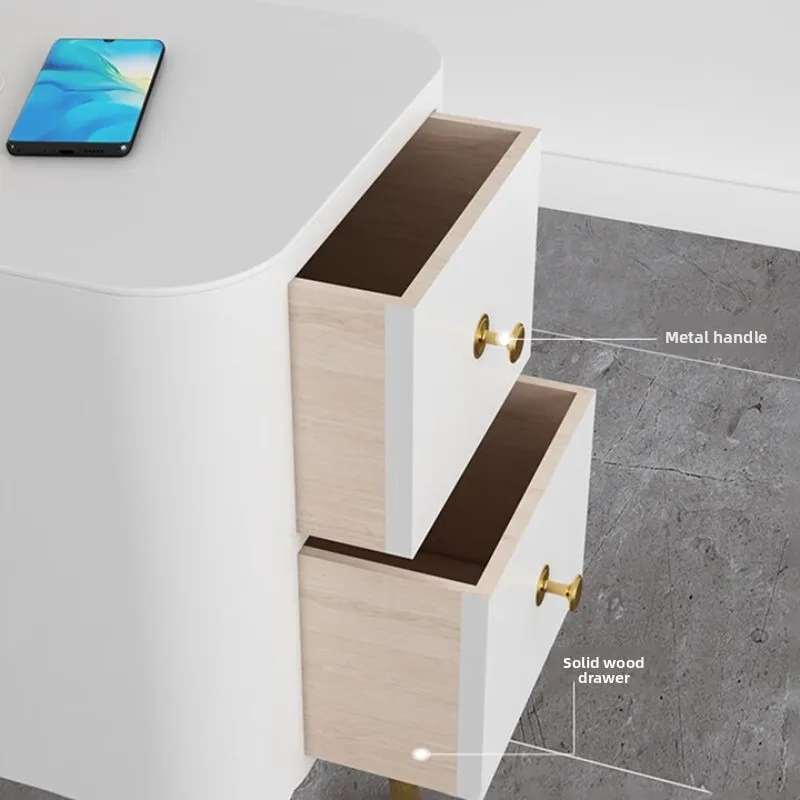 Cremefarbene Wind-Stehlampe mit integriertem Regal, Wohnzimmersofa neben dekorativen Kunstatmosphäre