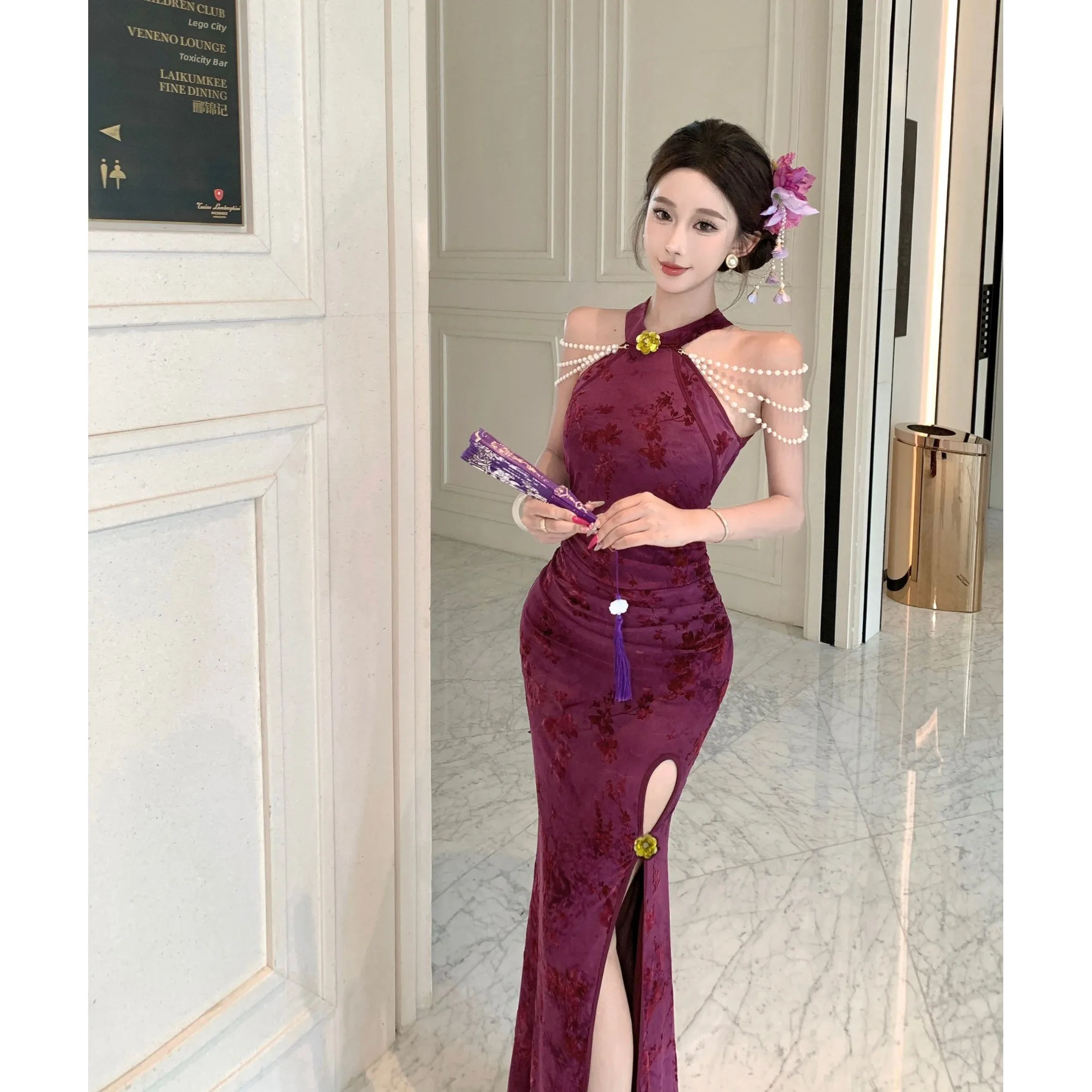 ชุดราตรีผ้ากำมะหยี่แบบเปิดไหล่ผ่าสูงสไตล์จีน กระโปรงยาว ระบายอากาศได้ดี ไม่รัดรูป เหมาะสำหรับงานกลางคืน
