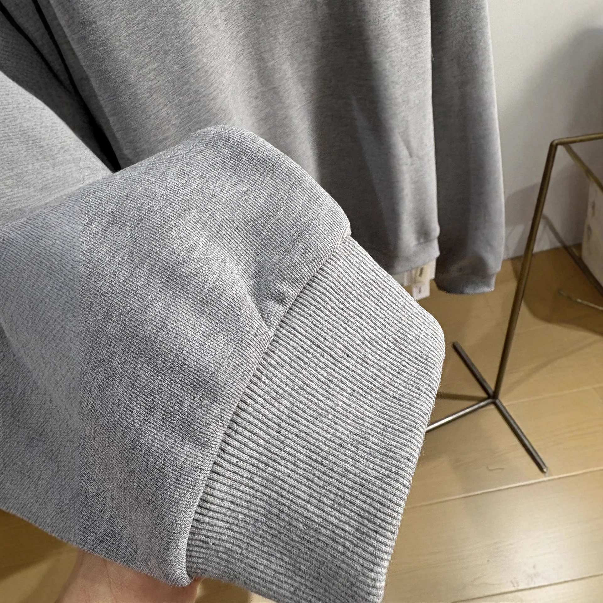 Bluza wkładana przez głowę z kołnierzykiem polo, zapinana na trzy guziki, luźna, wyszczuplająca, bawełniana, w kolorach: czarny, szary, granatowy, idealna na wiosnę i jesień.