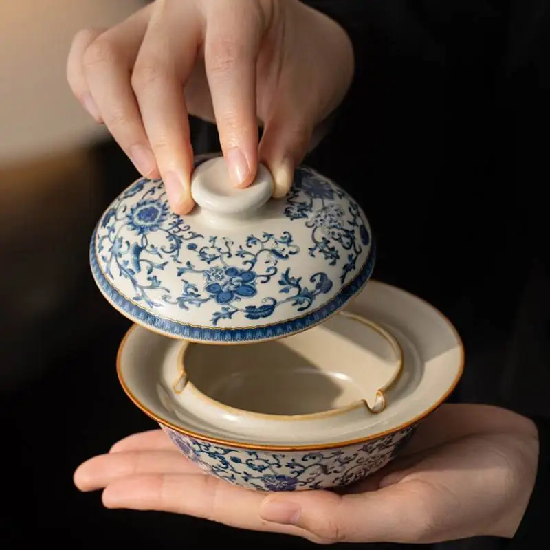 

Керамическая пепельница Ruyao сине-белого цвета с крышкой для гостиной, дизайн с лотосом и лозой, высококачественный китайский декоративный предмет для дома.