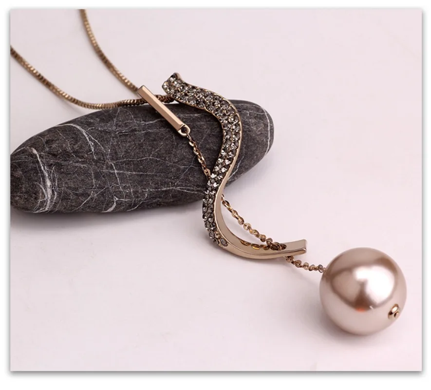 セーターを着ている女性に適した真新しいロングタッセルネックレス