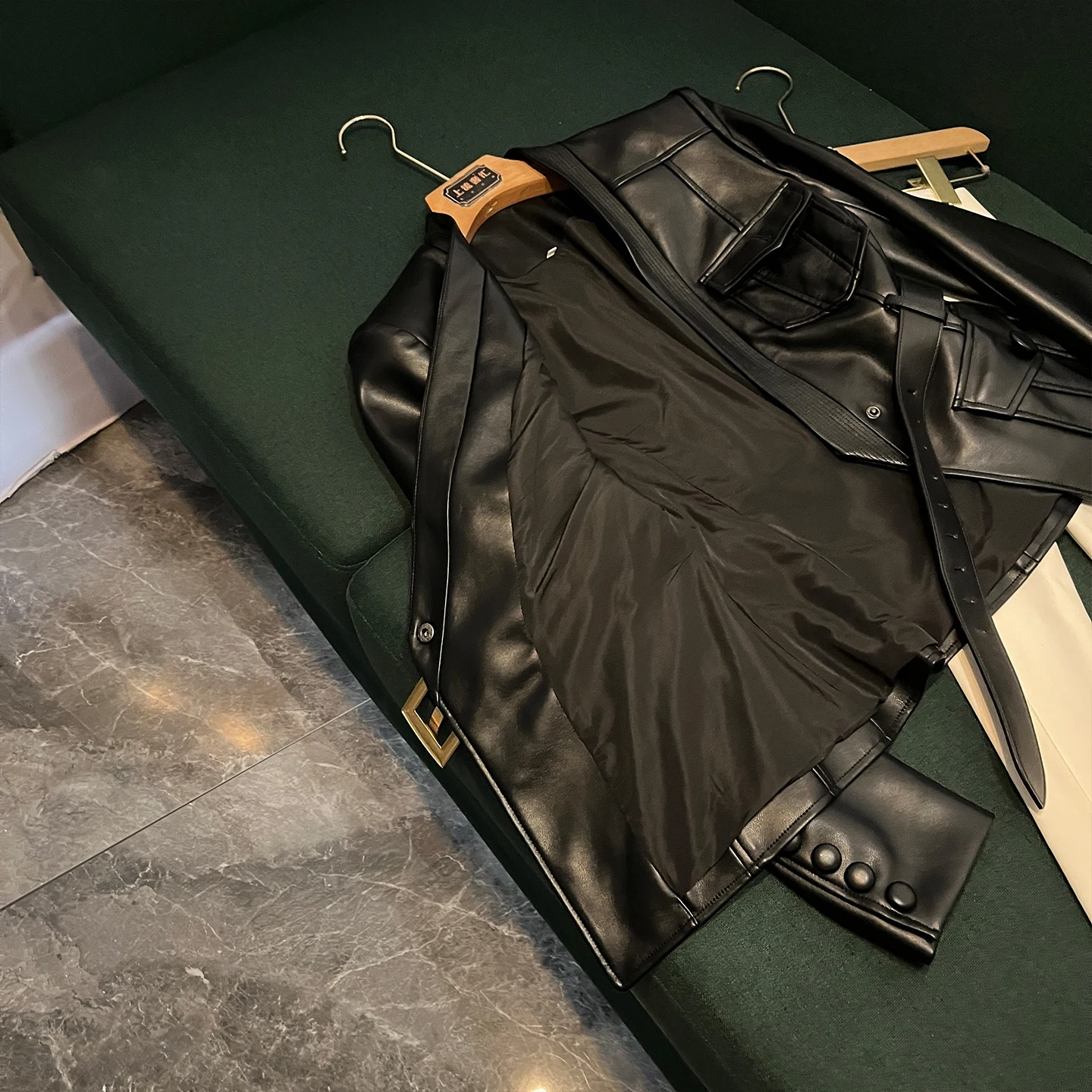 Cappotto Jaet in pelle slim fit con cintura Faionable Inizio inverno Nuovo Sle PU Pelle lunga Sve Colletto di lunghezza regolare AK25