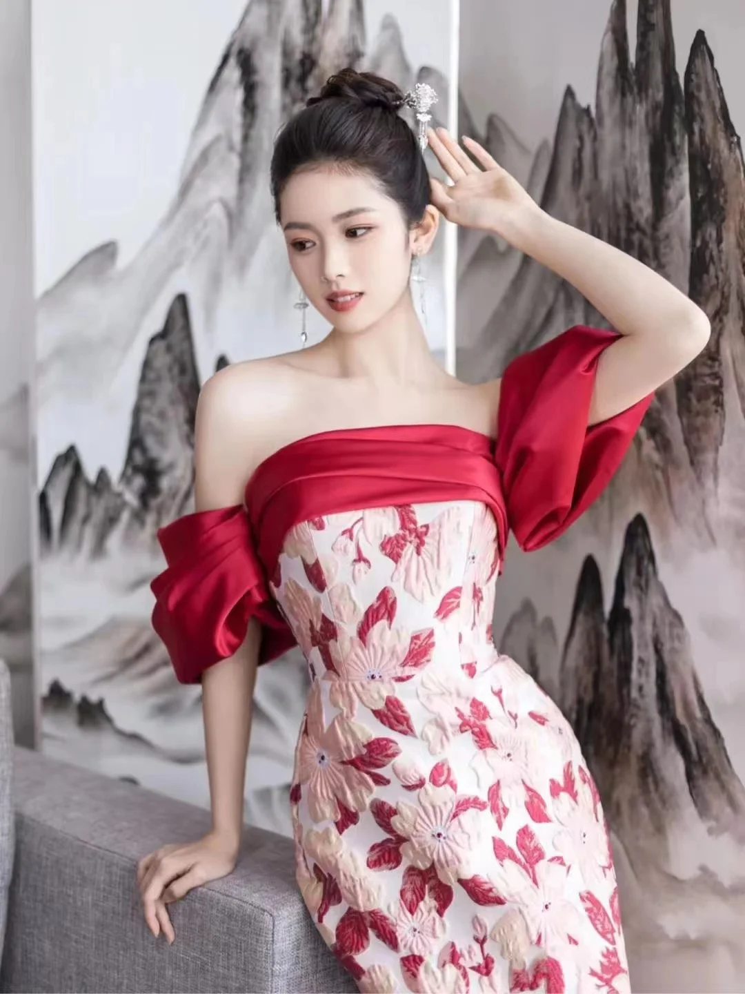 Schulterfreies Abendkleid aus rotem Satin mit Blumen und Jacquard-Motiv, leichtes Luxus-Boot-Ausschnitt, trägerlos, rückenfrei, Reißverschluss hinten, schmale Partykleider