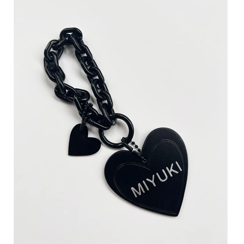 LLavero de cuero con corazón de amor, colgante de bolso, etiqueta con cadena negra, letra personalizada