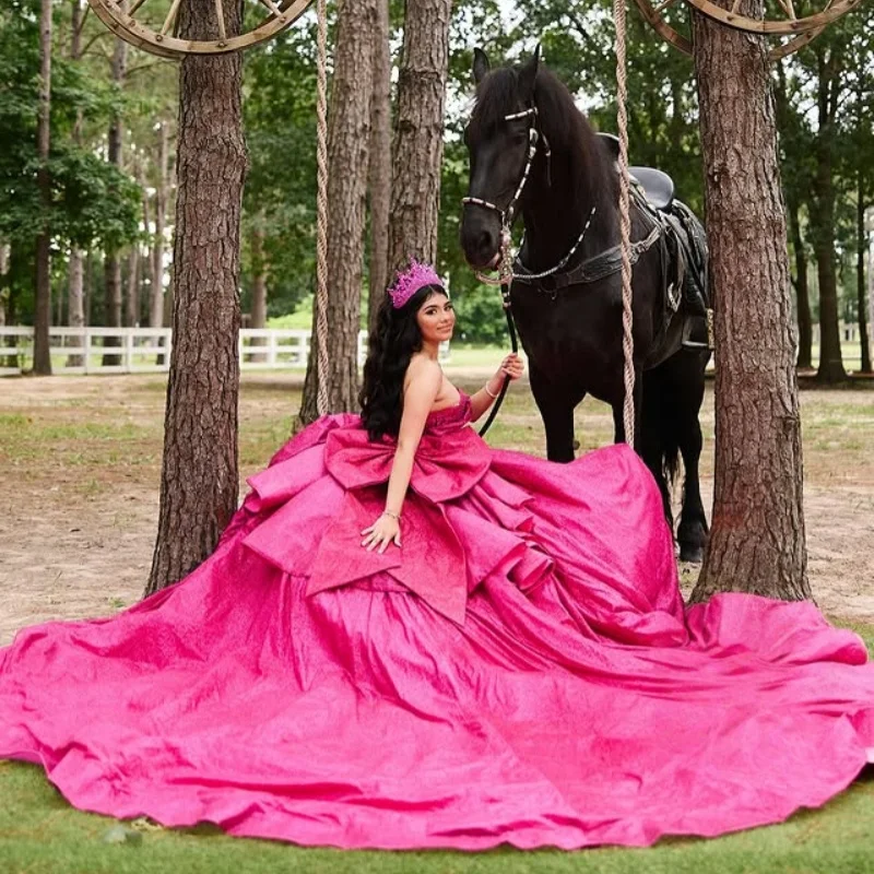 فستان Quinceanera وردي وردي لامع عاري الكتفين من الدانتيل اللامع والخرز ملصق طويل بذيل فيونكة فيستدوس دي 15 Quinceanera تخصيص #2