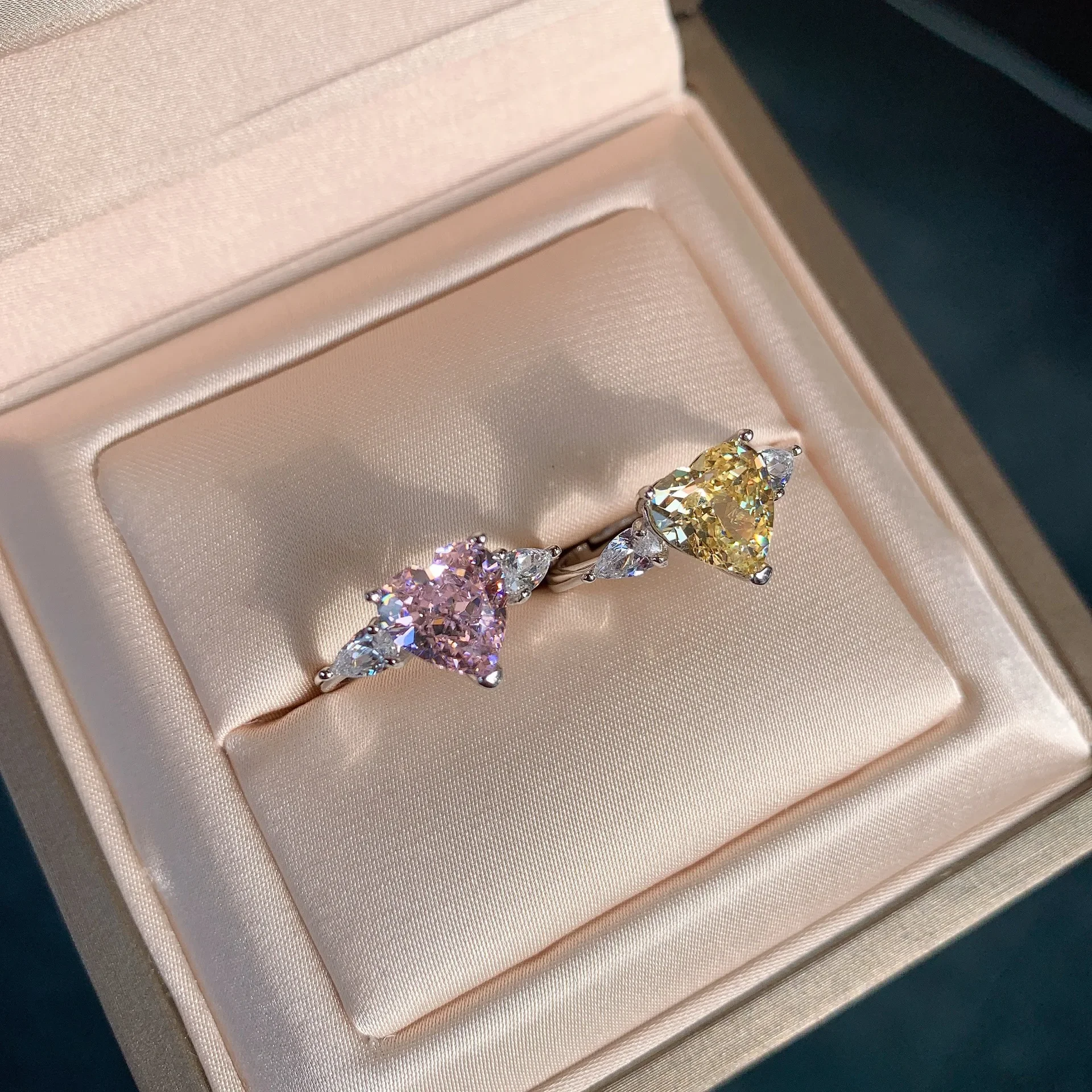 S925 Silver Fashion Retro Women's Ring High Carbon Diamond Radian Cut 8 * 8 Live Wedding Ring