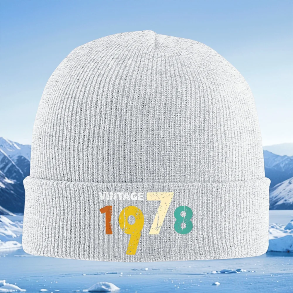 Vintage design jaren nummer tekst zwarte achtergrond Mannen Vrouwen Unisex Gebreide Muts Beanie Pullover Cap Winter Thermische Warme Kerstmis