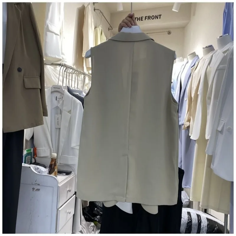 Abito estivo ampio e sottile da donna con risvolto senza maniche e un bottone