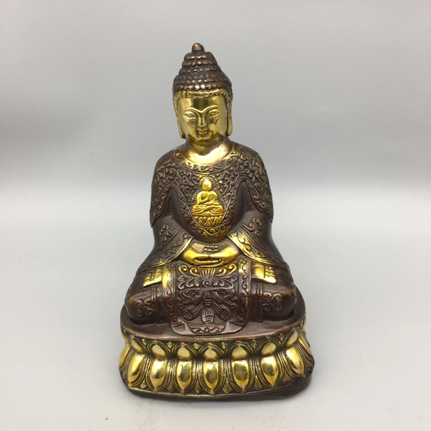 

Латунная статуя Будды Шакьямуни — элегантный домашний декор для входа, чайного столика и гостиной — идеальный декоративный акцент