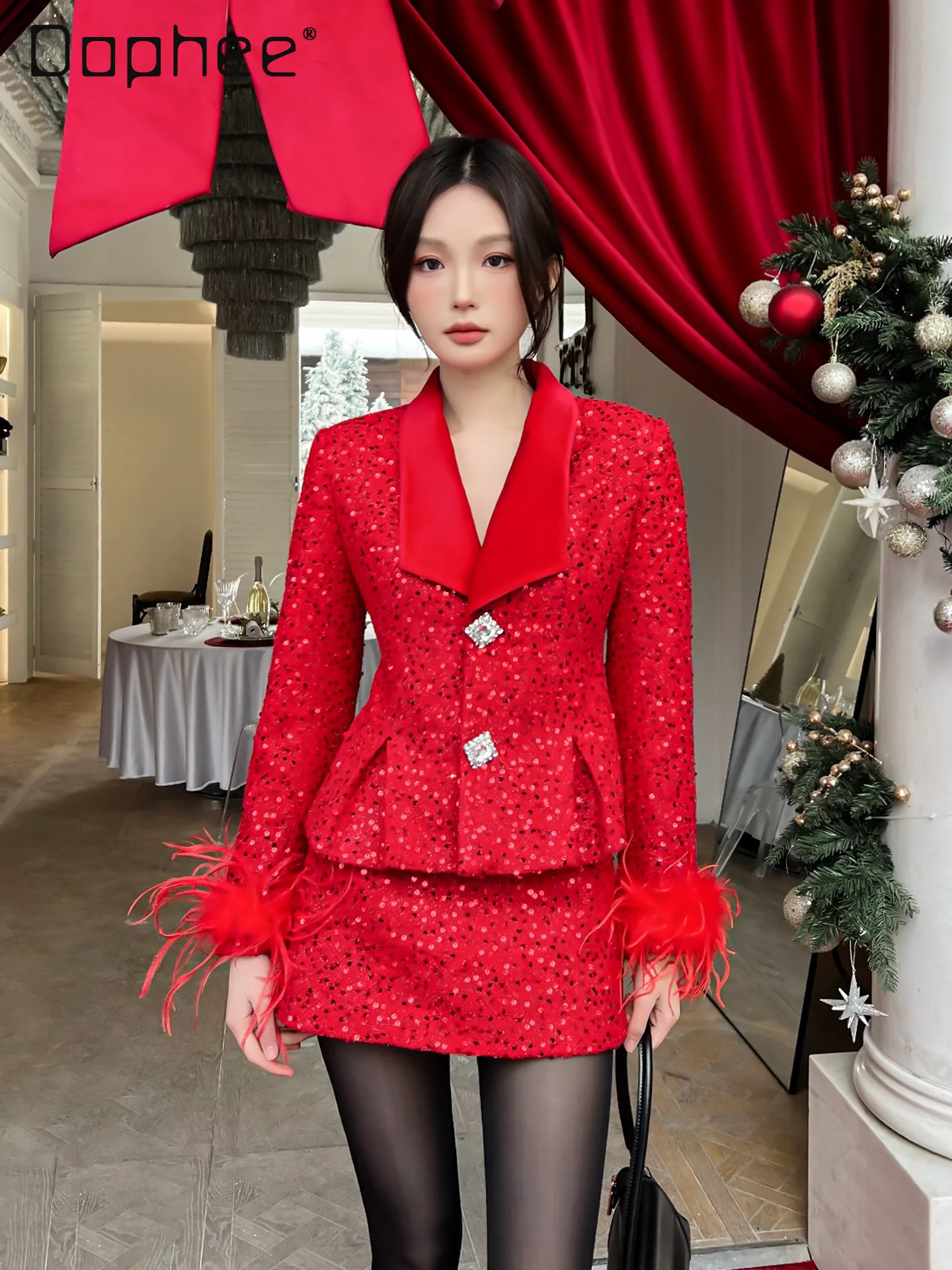 

Элитный комплект для светских мероприятий: укороченный блейзер с пайетками и мини-юбка с рукавами из страусиных перьев и пуговицами со стразами, женский, весна 2026