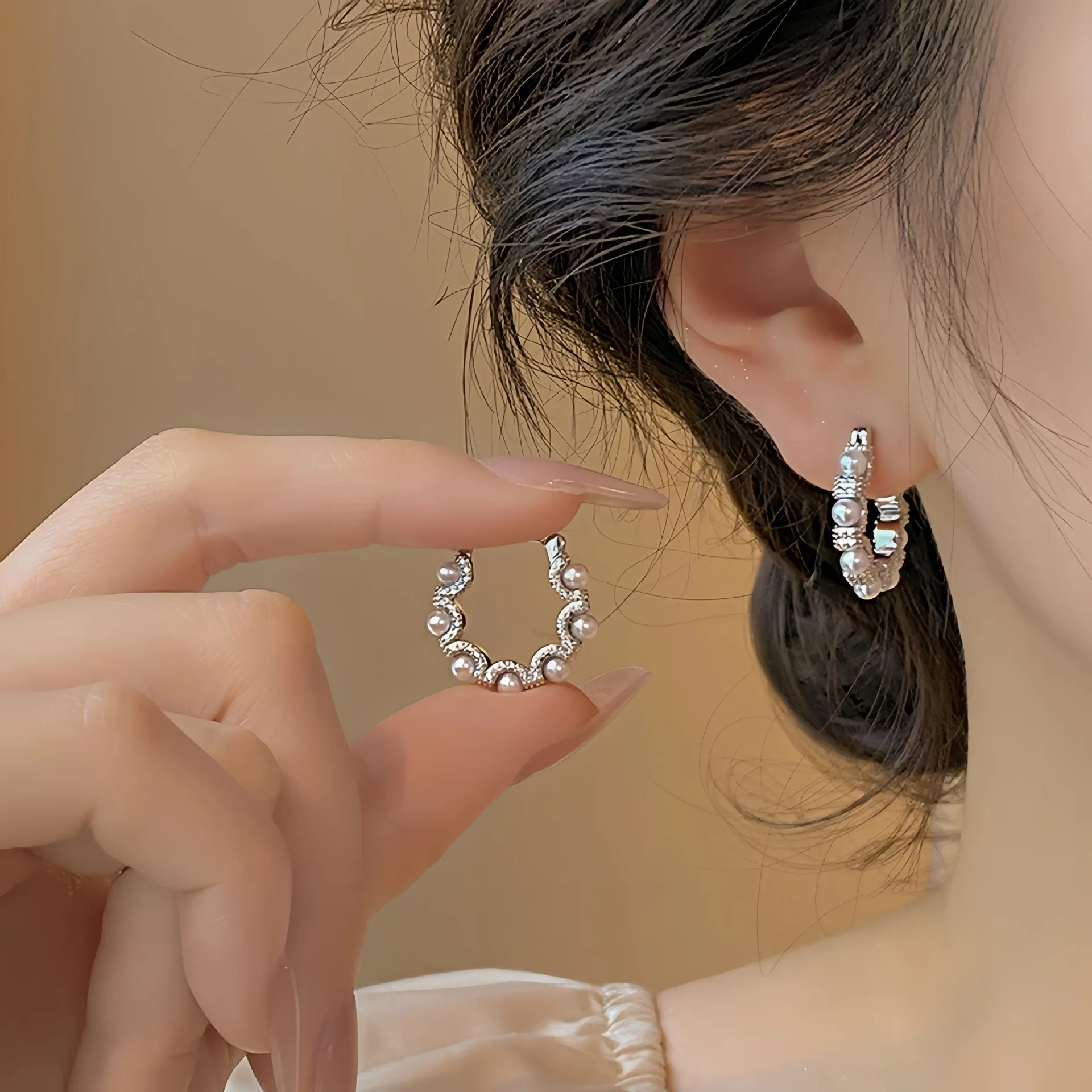 

Silver Twisted Pearl C Hoop Earrings Light Luxury Advanced Feeling Freshwater Pearl Earrings for Women