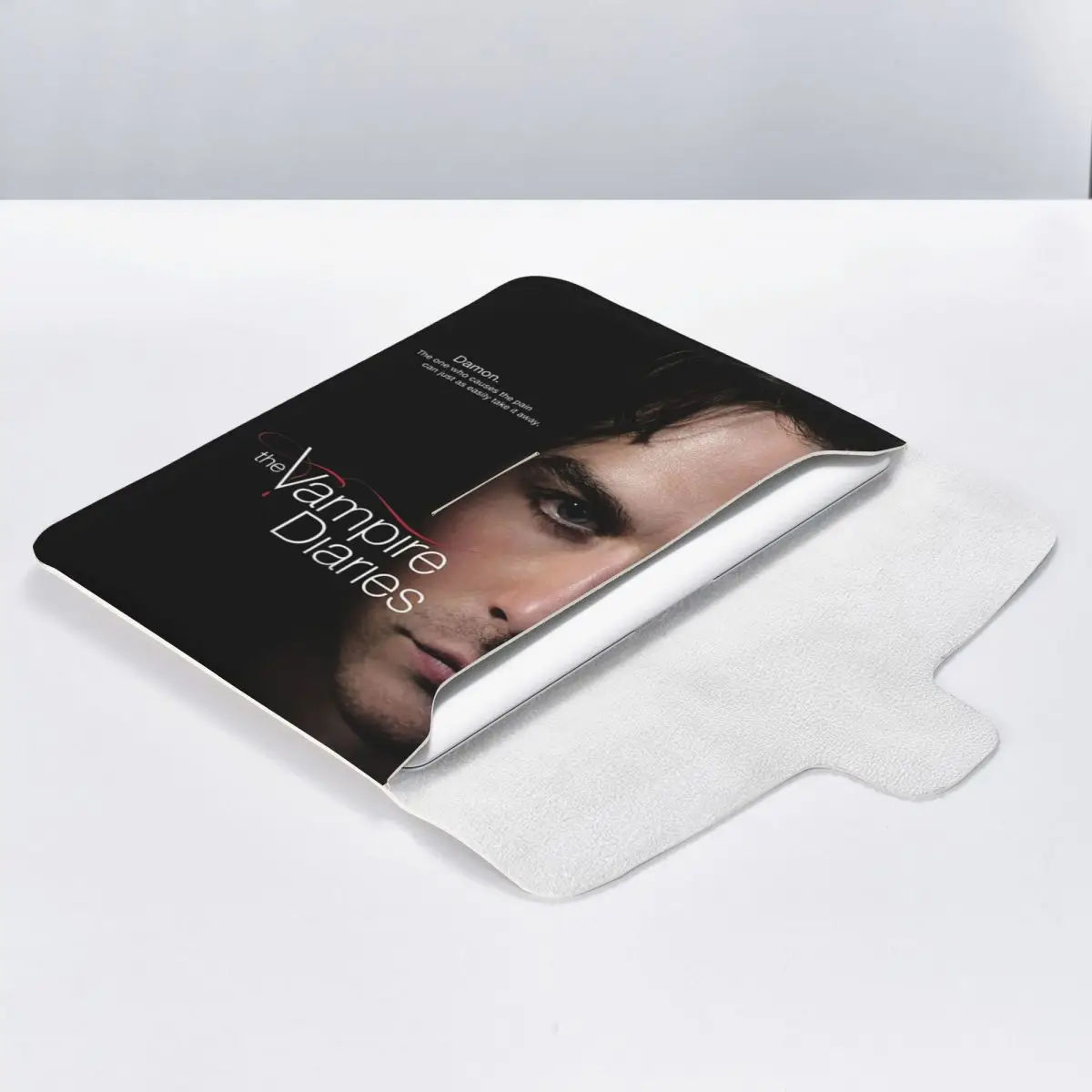 capa-horizontal-para-portatil-em-couro-sintetico-com-forro-macio-e-protecao-contra-impactos-inspirada-no-filme-«damon-salvatore»-de-«vampire-diaries»-para-portateis-de-13-polegadas