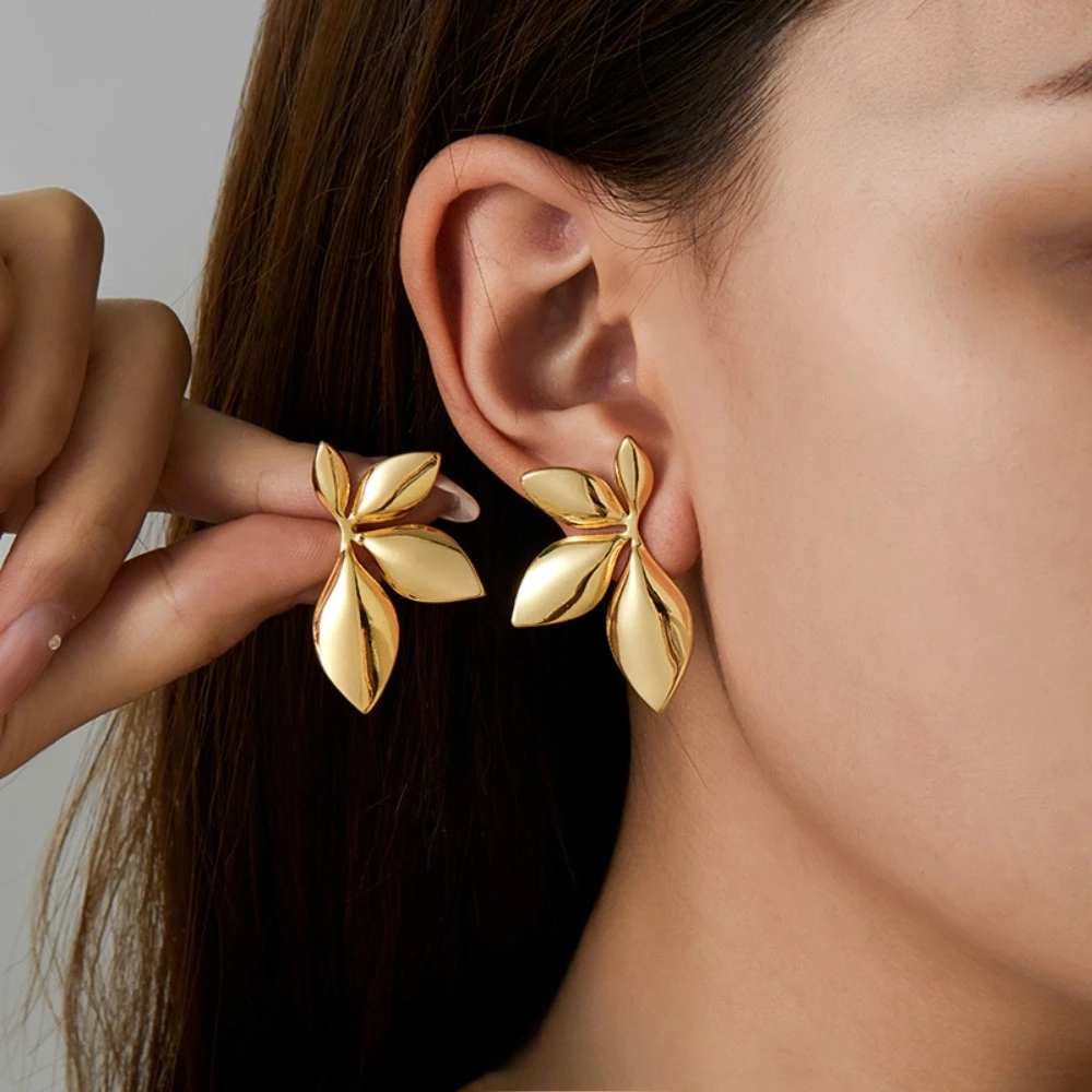 Pendientes de tuerca de hojas y pétalos de flores con superficie brillante de Color dorado de acero inoxidable con temperamento a la moda para mujer, accesorio de joyería para regalo