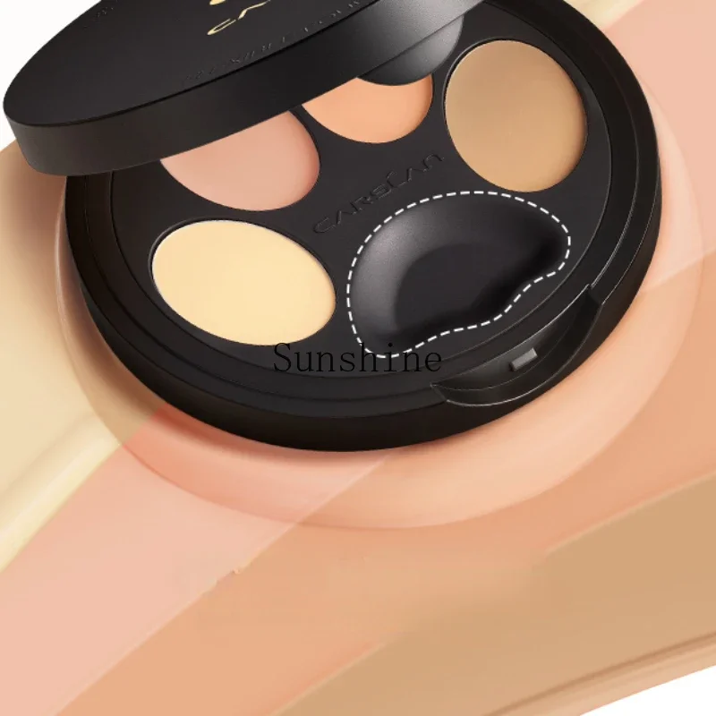 

Four-color concealer disc covers dark circles, spots, and brightens acne marks.