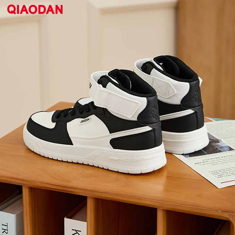 

QIAODAN Men's Skateboarding Shoes 2025 Autumn Fashion High-Top Fleece-Lined Sneakers Lightweight Warm Casual Shoes QXL053244524B