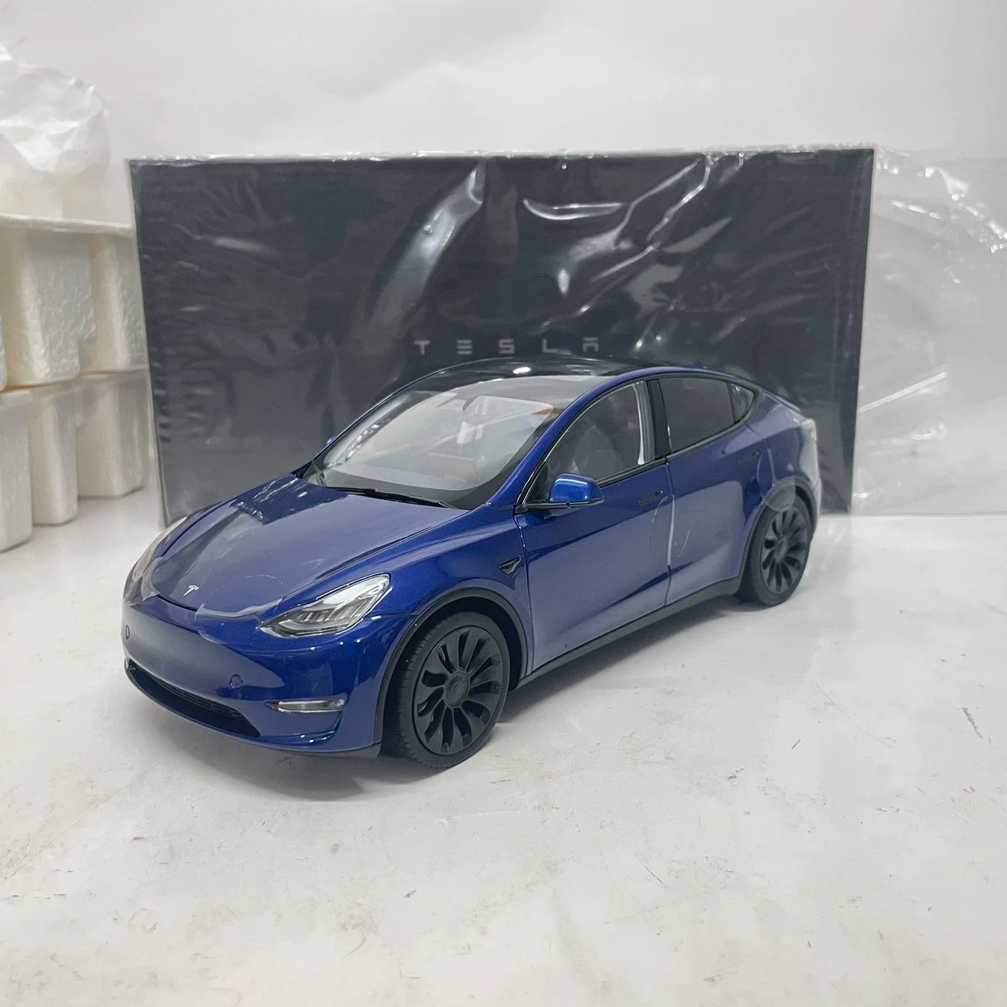 Tesla Model Y 1:18 スケール ミニカー S612e4608a63a464e865d8b24db443