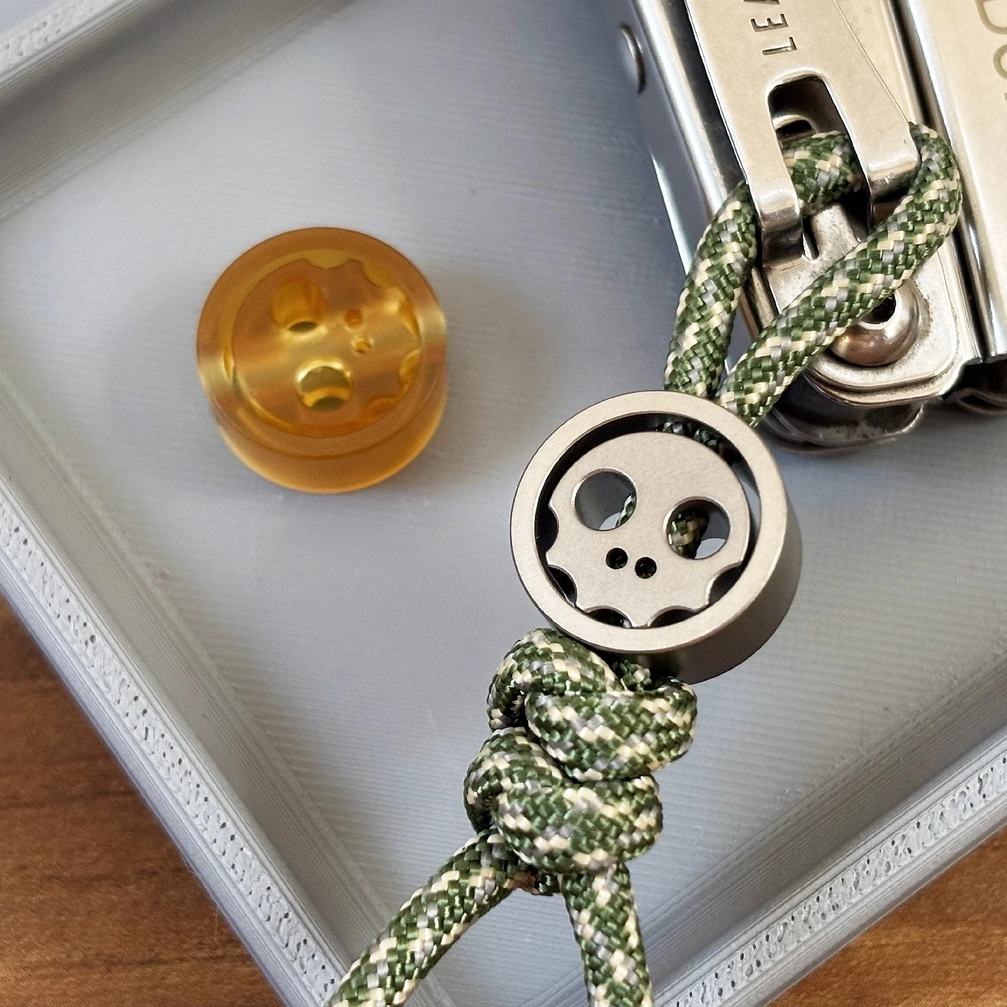 

XGEDC милый череп из титанового сплава PEI паракорд нож кулон Push Card декомпрессионная игрушка кулон