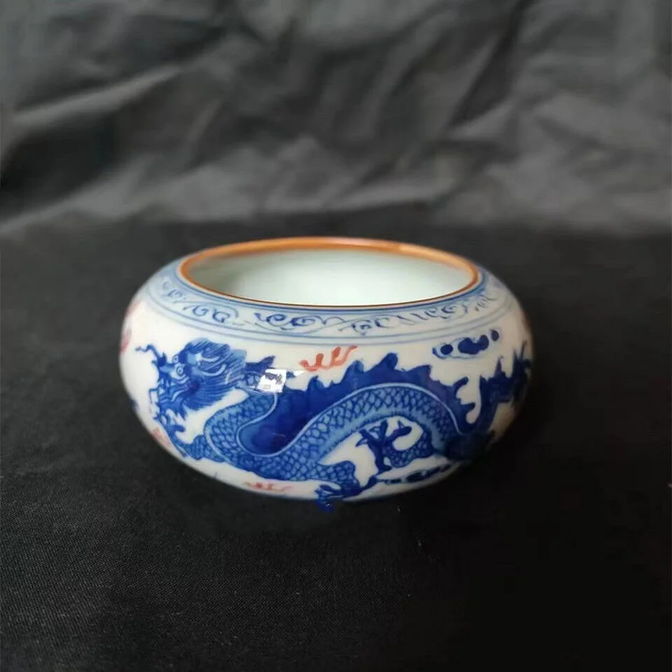 

Fine Exquisite Chinese porcelain Blue and white porcelain pot with dragon pattern