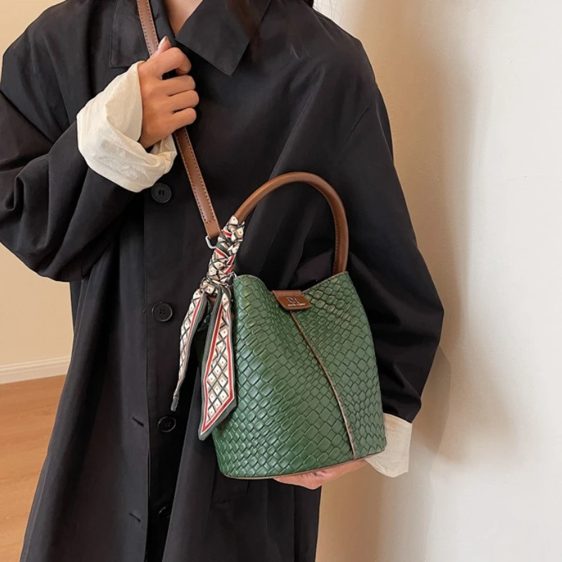 

Fashionable Women's Bucket Bag, Stylish Solid Color Woven Effect Handbag Shoulder Bag and Crossbody Bag, Can Be Carried By Hand