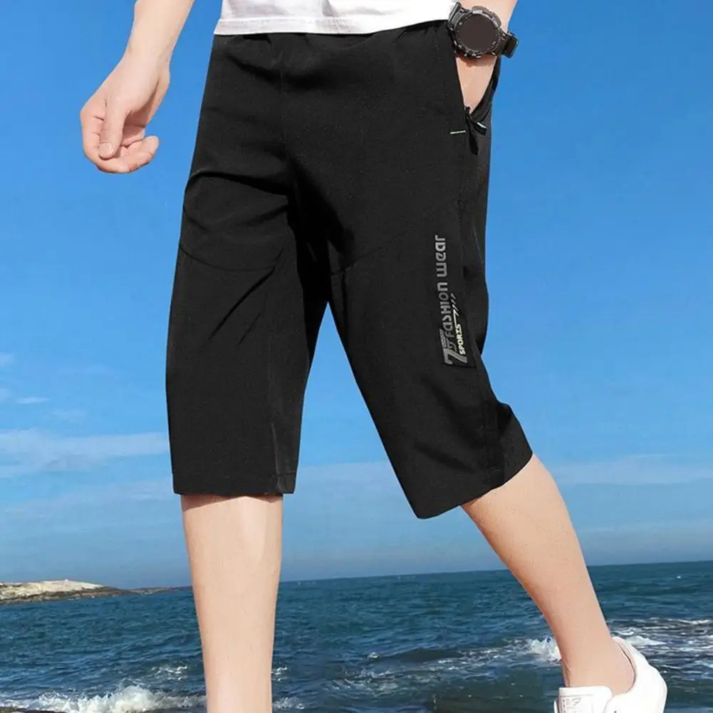 Cintura elástica masculina cortada calça com bolsos de zíper, cor sólida, macia, respirável, comprimento de meio de panturrilha, confortável