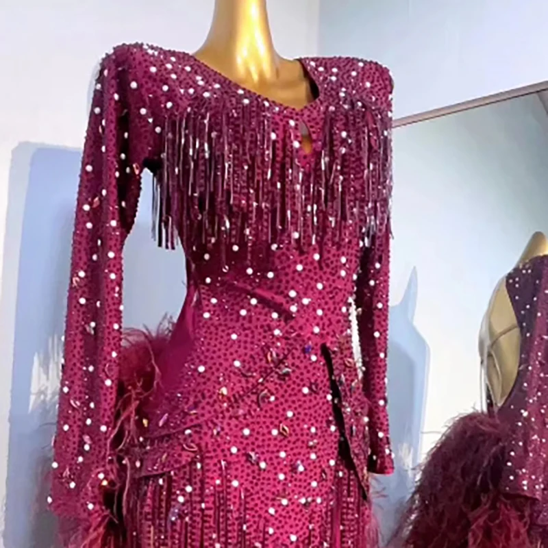 

Женское высококачественное платье для латиноамериканских танцев с индивидуальным дизайном, ручной работы, с жемчугом, плюшевым хвостом и стразами, для выступлений по самбе