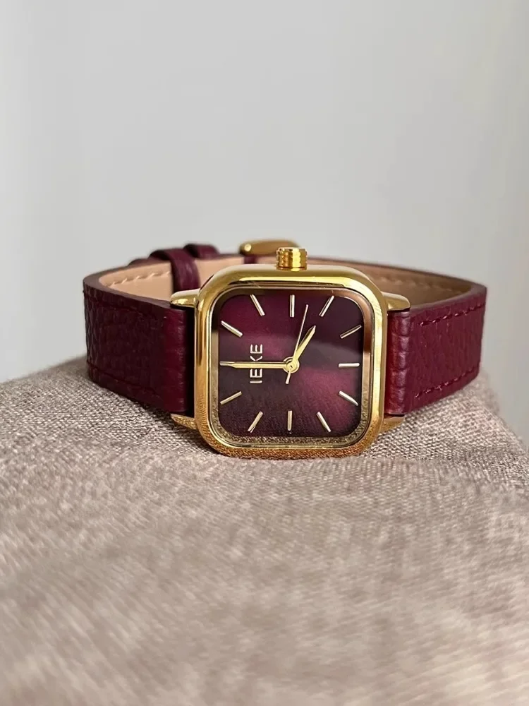 Jam tangan Quartz wanita, arloji merah mewah 2025, kulit asli, gaya mode, trendi, istimewa