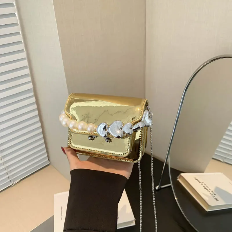 ‌ Глянцевая сумка из лакированной кожи SS 202520, мини-квадратная сумка для губной помады с жемчужной цепочкой, женская сумка через плечо для повседневной рабочей вечеринки