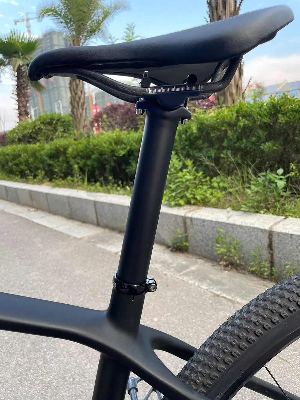 ELITA ONE Carbon-Sattelstütze, leicht, 130 g, 27,2/30,9/31,6 mm, Titanschrauben, für Mountainbikes und Rennräder, Carbon-Sattelrohr. – Detail 10